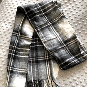 Black and white patterned scarf